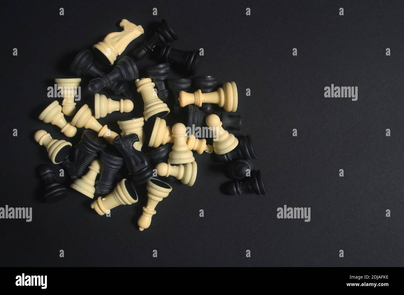 pezzi di scacchi su sfondo nero, pronti per essere disposti sulla tavola. Foto Stock