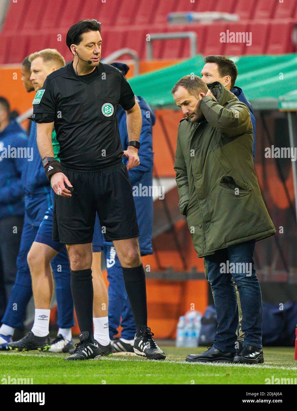 L'arbitro Manuel GRAEFE parla con Manuel BAUM, allenatore Schalke dopo Mark UTH, S04 Nr. 7 inconscio e pesante ferita alla testa, nella partita FC AUGSBURG - FC SCHALKE 04 2-2 1.German Football League , Augsburg, Germania, 13 dicembre 2020. Stagione 2020/2021, giorno 11, 1.Bundesliga © Peter Schatz / Alamy Live News nazionali e internazionali News-Agenzie FUORI uso editoriale - LE NORMATIVE DFL VIETANO QUALSIASI USO DI FOTOGRAFIE come SEQUENZE DI IMMAGINI e/o QUASI-VIDEO - Foto Stock