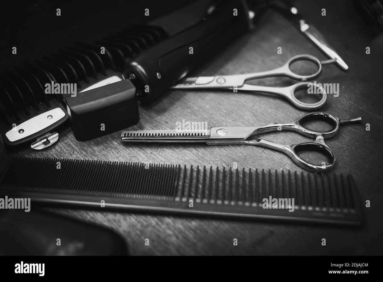 forbici metalliche e pettini neri per i tagli sono nel parrucchiere Foto Stock