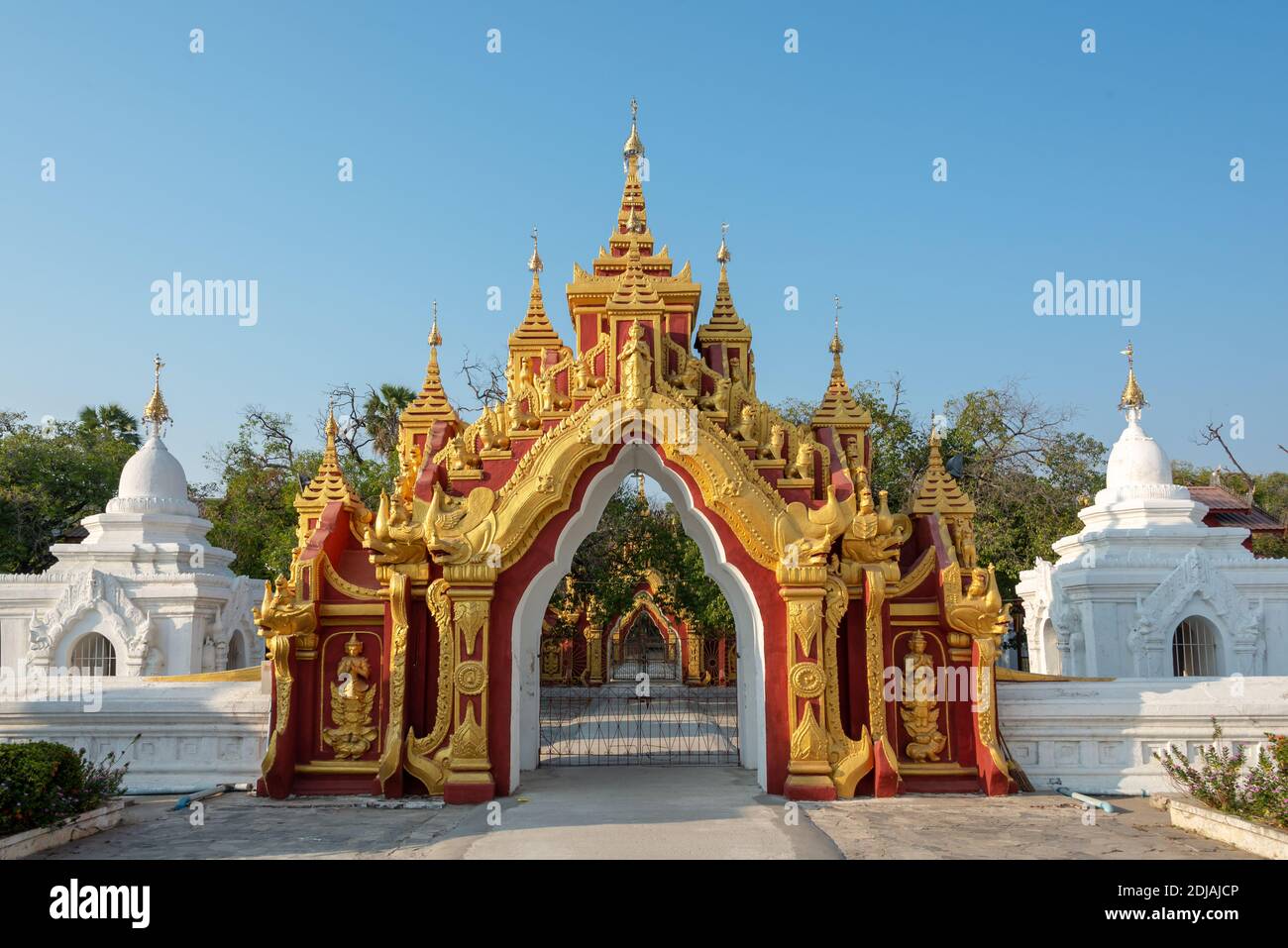 Kuthodaw Pagoda a Mandalay, Birmania Myanmar Foto Stock