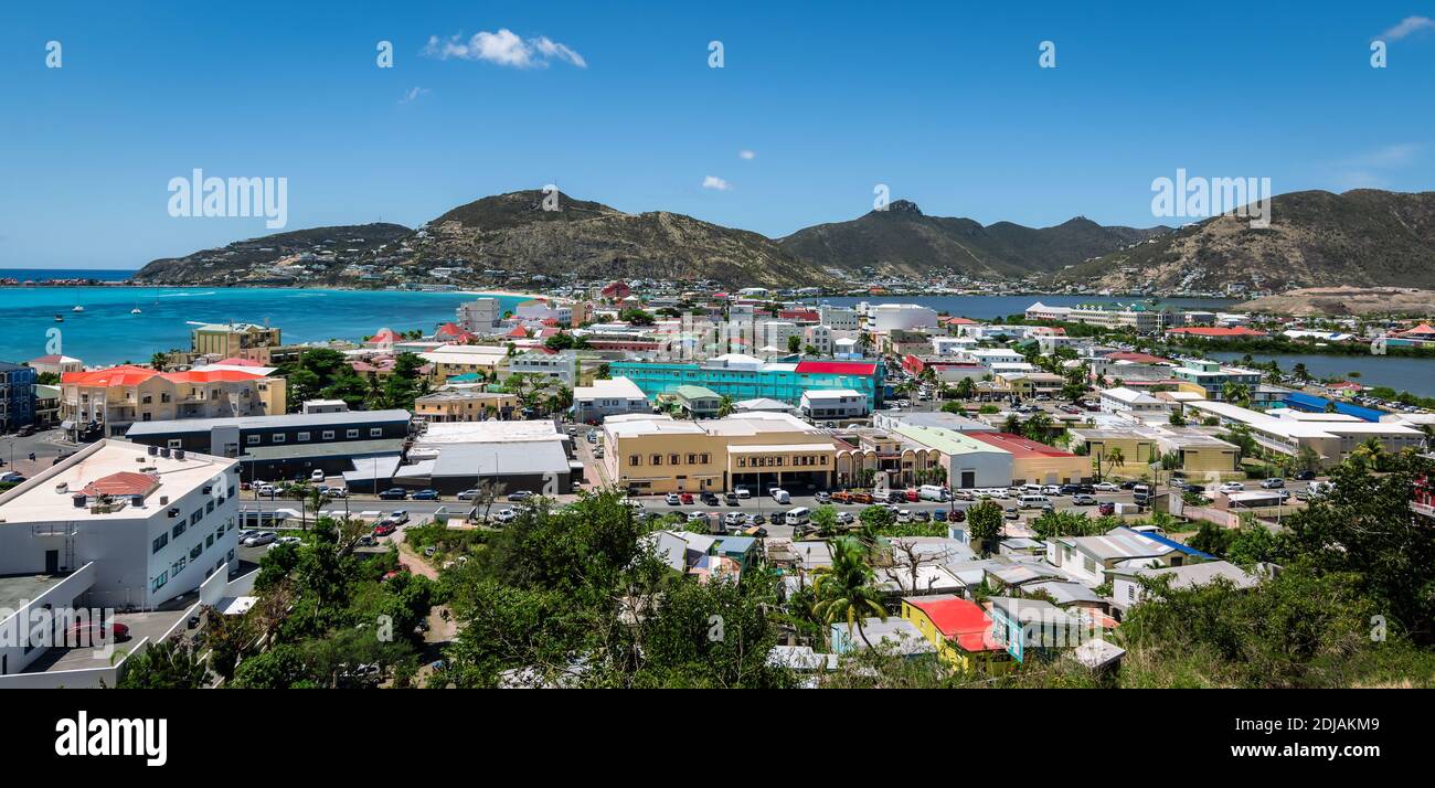 Vista panoramica della città e della capitale Philipsburg a St Maarten, presso la Great Bay e il Grande Stagno di sale. Isola dei Caraibi. Foto Stock