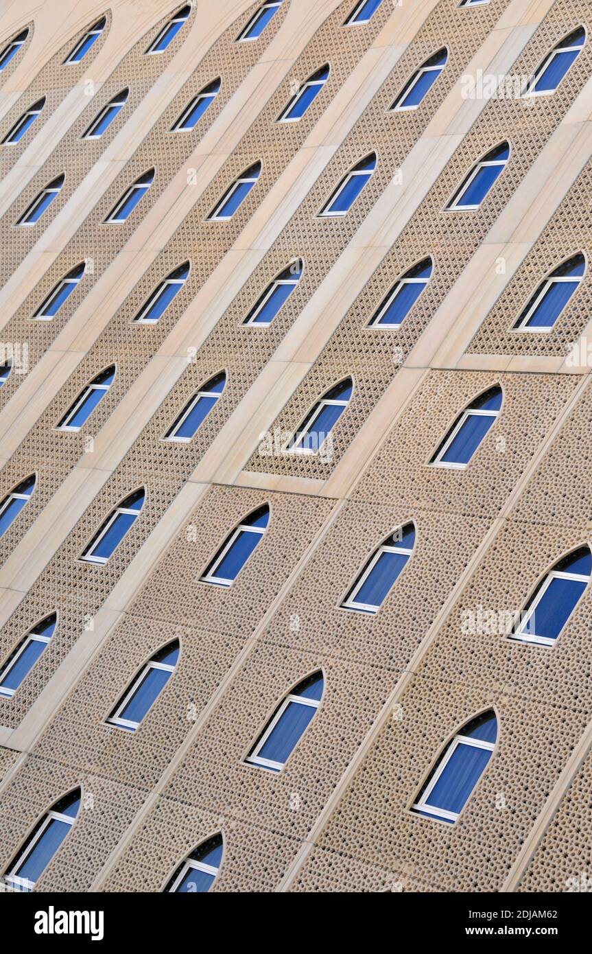 Architettura astratta forma ripetitiva design della finestra dell'edificio alberghiero in superficie Texture & Lines moderna struttura facciata Dubai Emirati Arabi Uniti EMIRATI ARABI UNITI Foto Stock