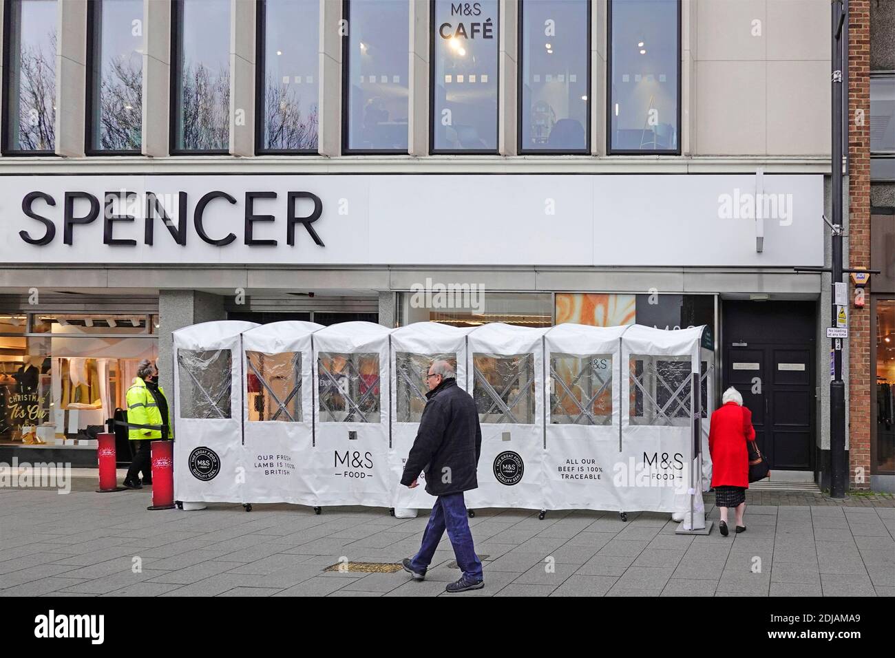 Marks e Spencer si possono acquistare sul davanti e in qualsiasi condizione meteorologica Shelter One Way M&S Store controllo ingresso per Corvid Coronavirus 19 pandemia Essex uk Foto Stock