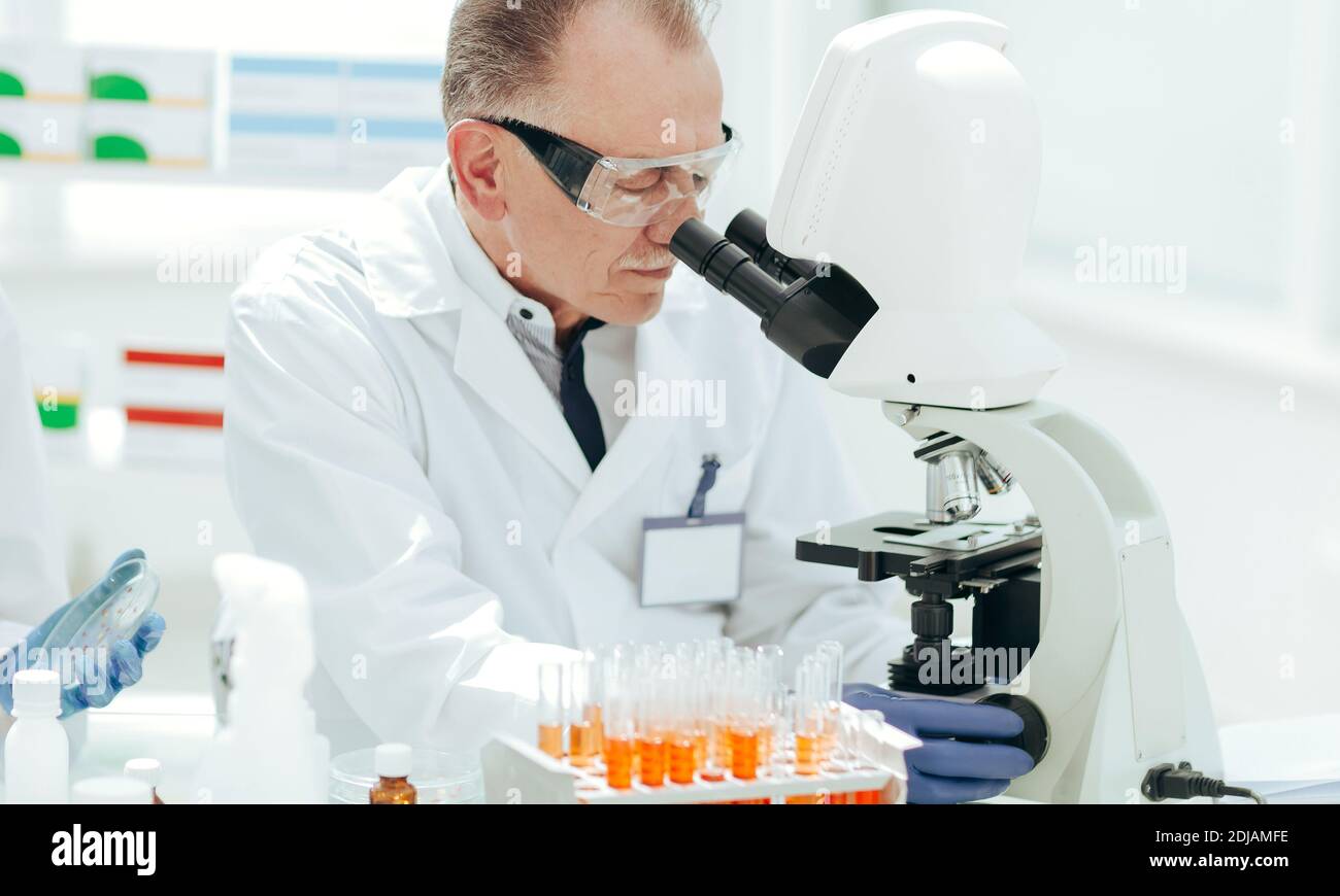 primo piano. tecnici di laboratorio che analizzano il sangue in laboratorio. Foto Stock