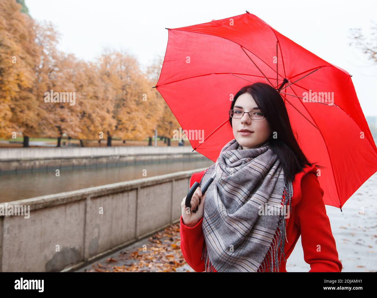 Immagini Stock - Ombrello Da Pioggia Donna. Ritratto Di Donna Felice Che  Indossa Un Impermeabile Con Ombrello Trasparente All'aperto In Una Giornata  Di Pioggia Nel Parco Vicino Al Mare. Ragazza Sulla Natura