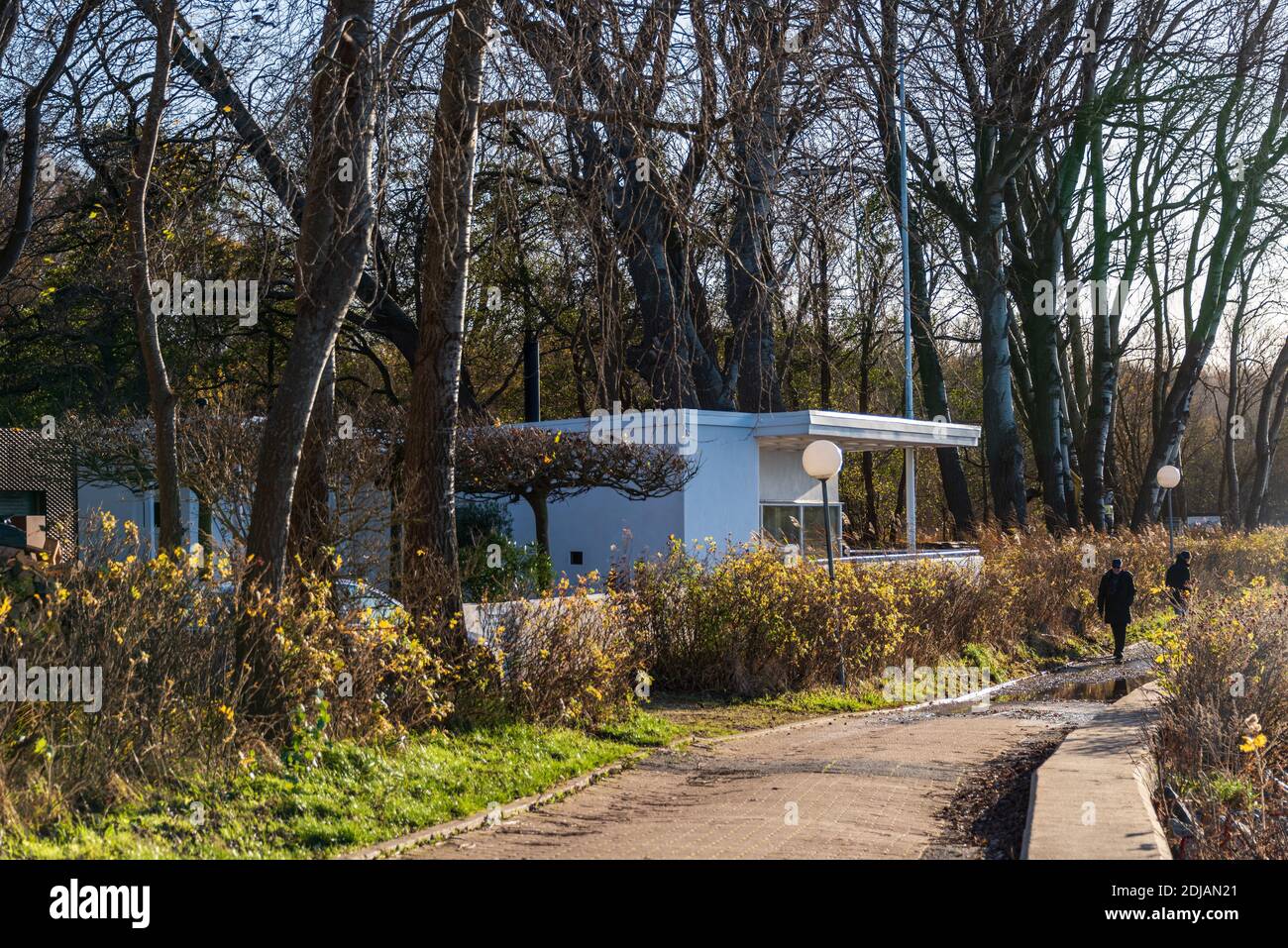 Weißes Ferienhaus am Fördewanderweg an der Kieler Förde Foto Stock