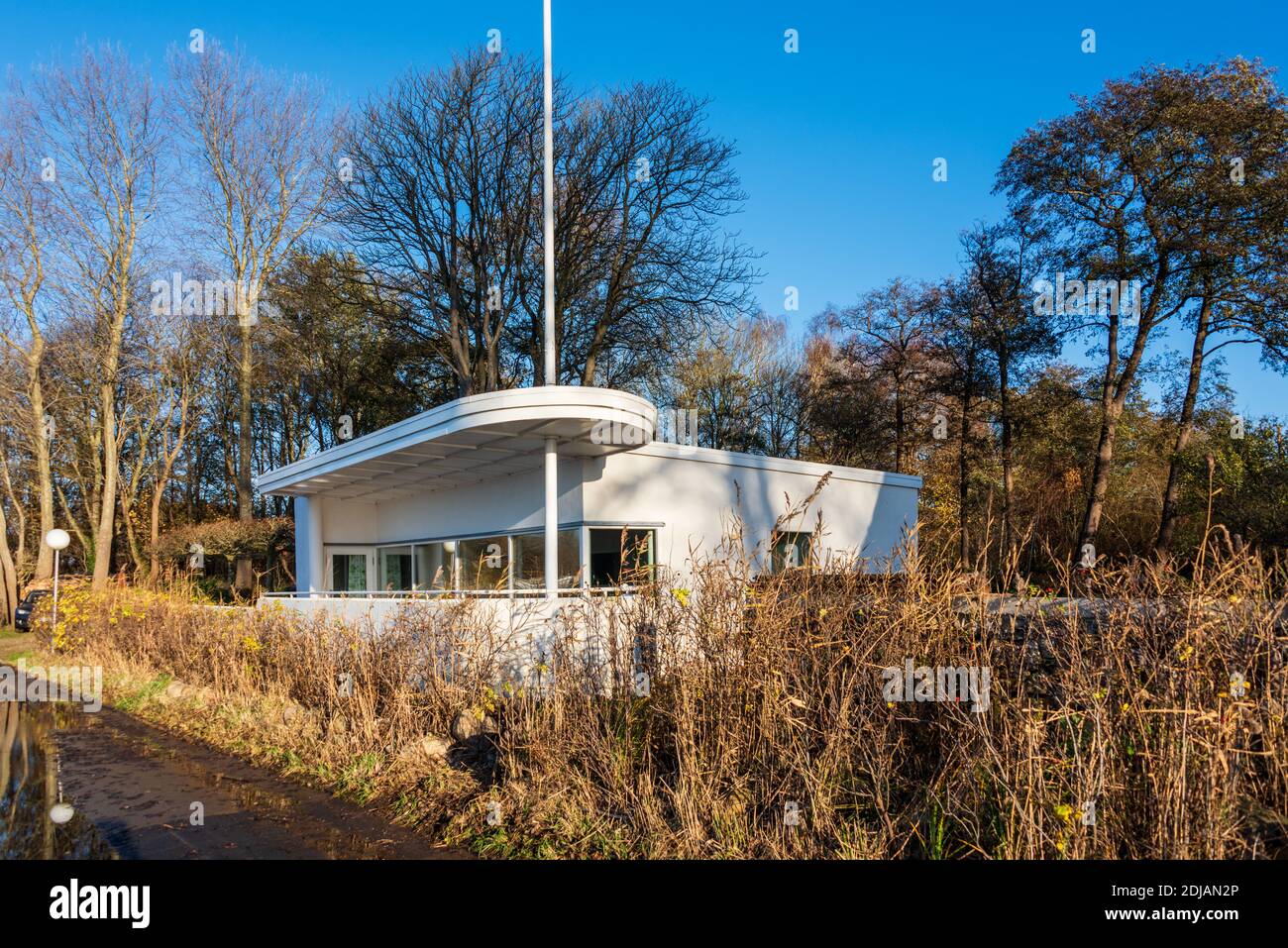 Weißes Ferienhaus am Fördewanderweg an der Kieler Förde Foto Stock