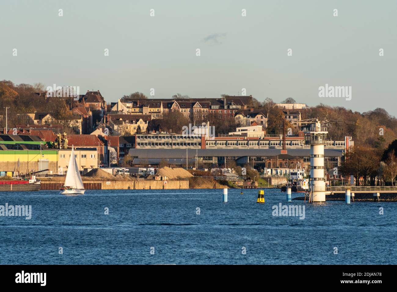 Kieler Förde mit Blick auf den Leuchtturm der Schwentinemündung und Den Ostuferhafen Foto Stock