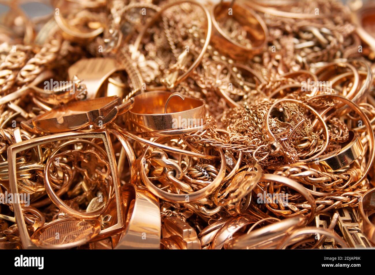Pila di vecchi gioielli d'oro usati Foto stock - Alamy
