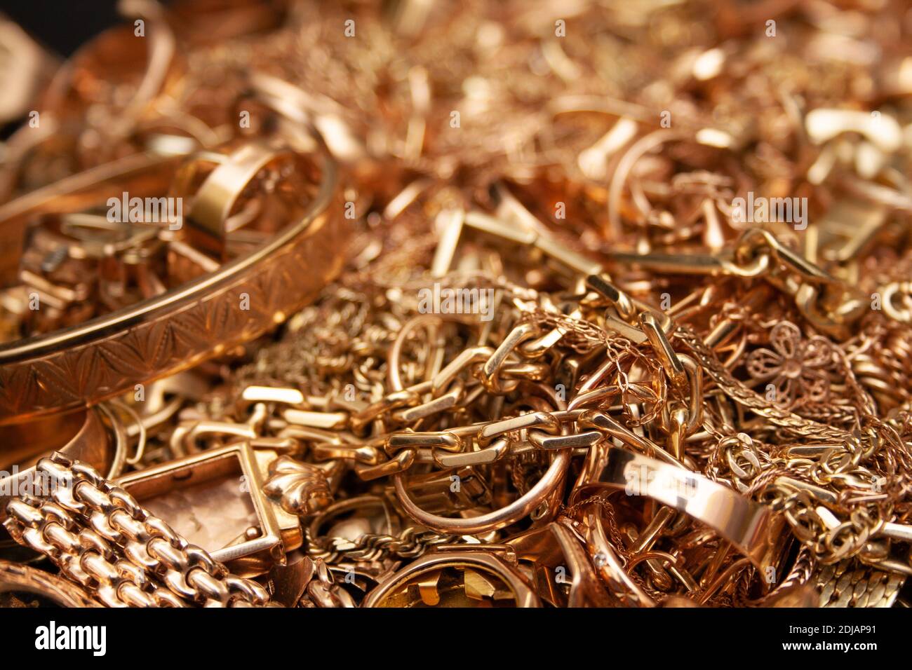 Pila di vecchi gioielli d'oro usati. Foto Stock