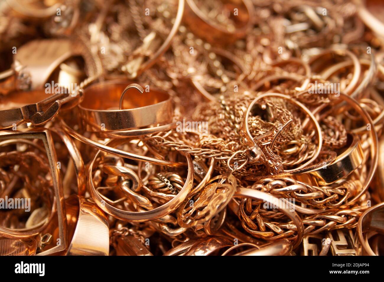 Pila di vecchi gioielli d'oro usati. Foto Stock