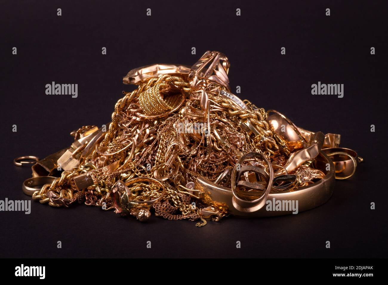 Gioielli d'oro immagini e fotografie stock ad alta risoluzione - Alamy