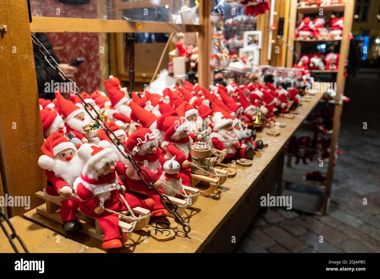 Decorazione elfa di Natale. Souvenir o regali fatti a mano. Tradizioni di vacanza del Nord Europa. Foto Stock