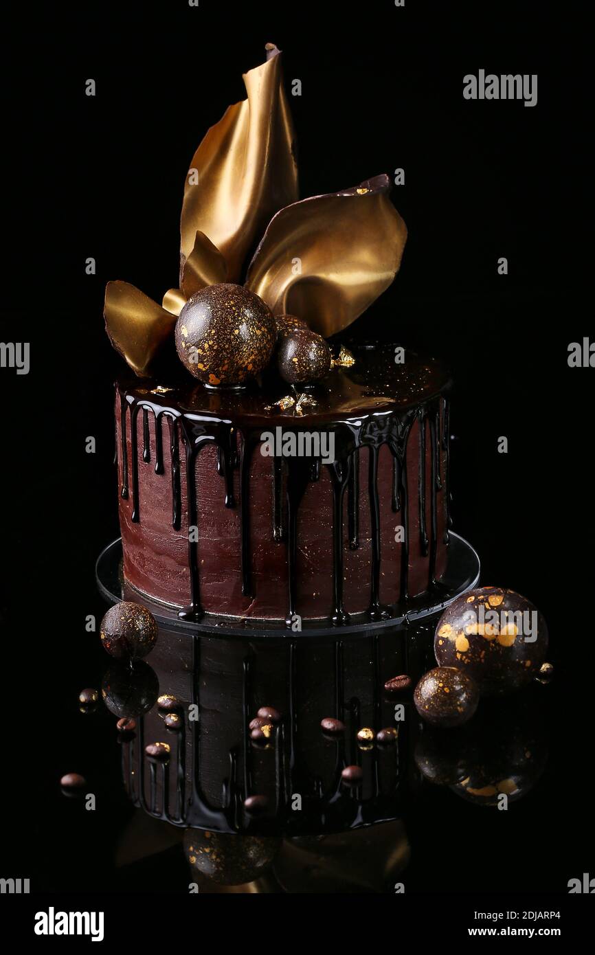 Torta al cioccolato di fantasia, isolato, sfondo nero, studio Foto Stock