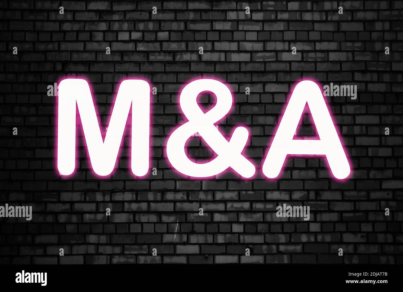 M ed UNA lettera che illumina in neon rosa su un muro di mattoni scuro sfondo. Unisce e aquisions concetto di business. Foto Stock