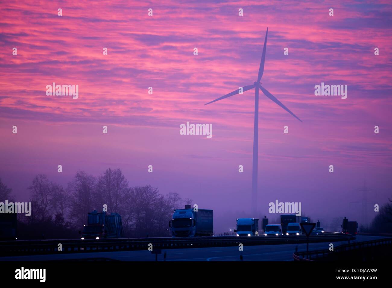 Brandeburgo, Germania. 14 dicembre 2020, Brandeburgo, Schönwald: Una turbina eolica può essere vista prima dell'alba all'Autobahn 13 vicino a Schönwald. Foto: Christoph Soeder/dpa Credit: dpa Picture Alliance/Alamy Live News Foto Stock