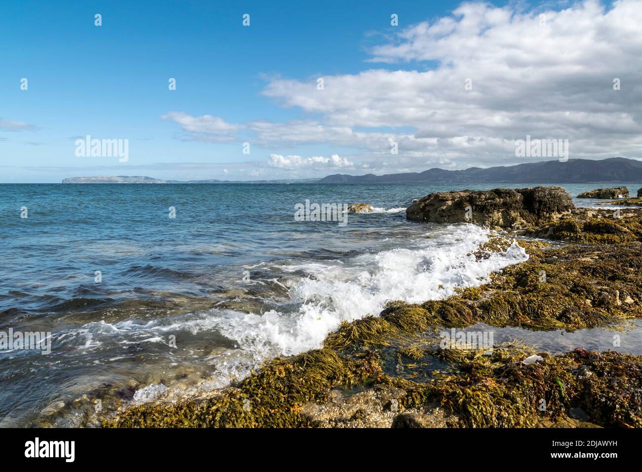 Vista dal punto di Penmon sull'Anglesey North Wales guardando verso Llandudno, Penmaenmawr e Llanfafechan. Foto Stock