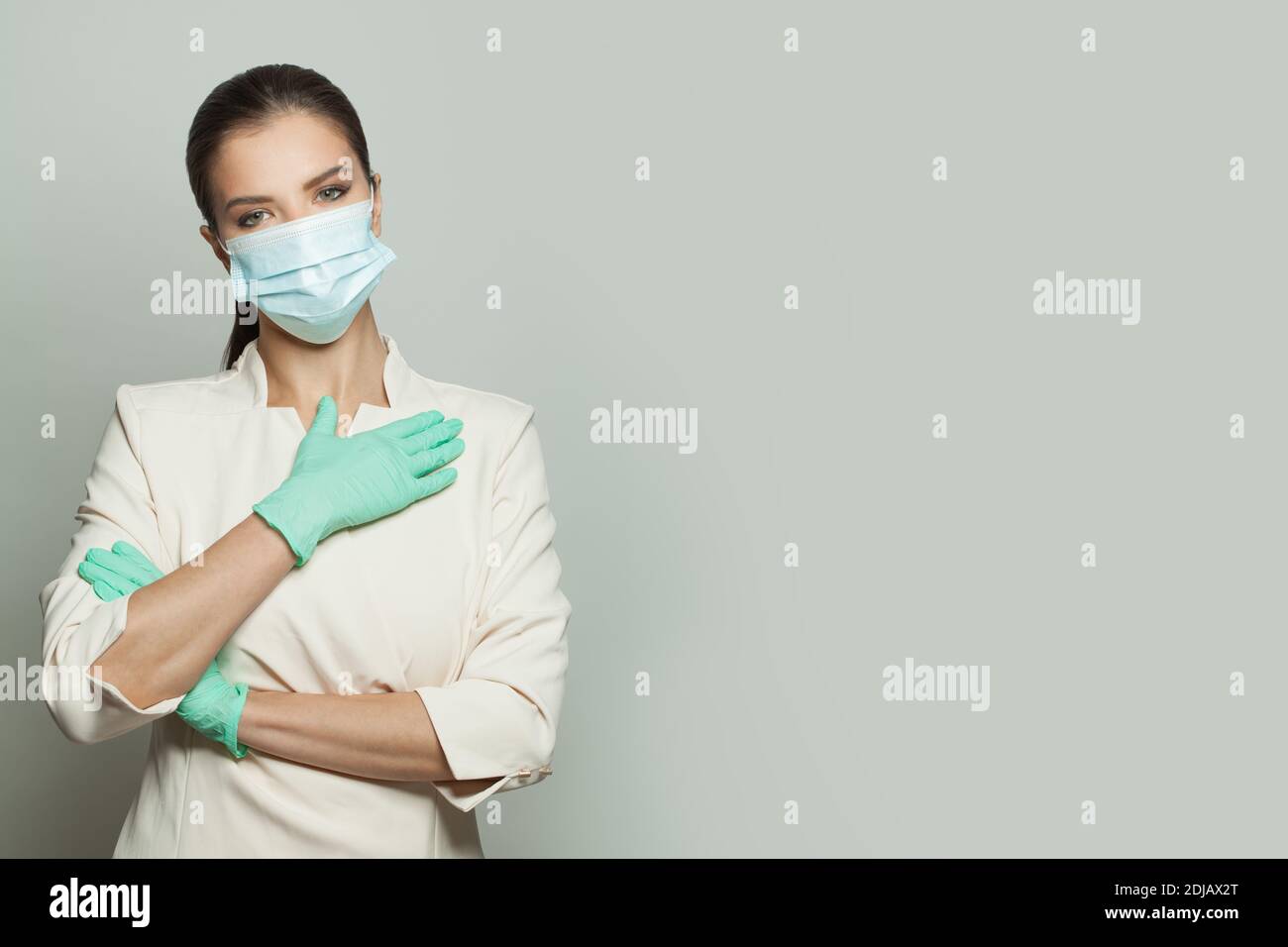 Donna infermiere su sfondo bianco. Concetto di medicina e cosmetologia Foto Stock