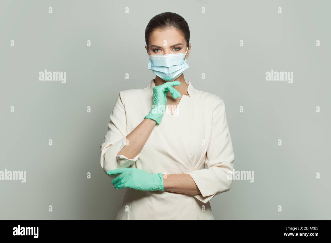Dottore donna su sfondo bianco. Concetto di medicina e cosmetologia Foto Stock