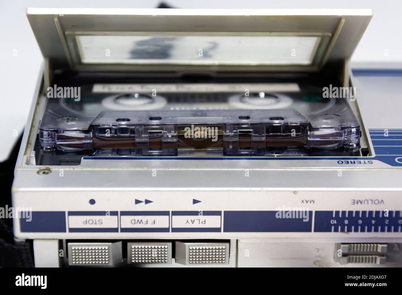 Dettaglio della testa dietro il nastro magnetico di una vecchia audiocassetta inserita in un lettore. Tecnologia obsoleta. 80 s. Ascolto di musica. Foto Stock