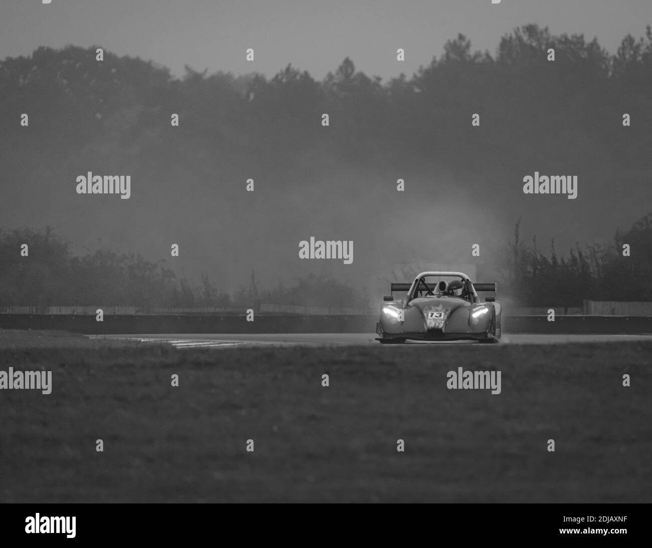 Un colpo di un'auto da corsa mentre si circuito una pista. Foto Stock