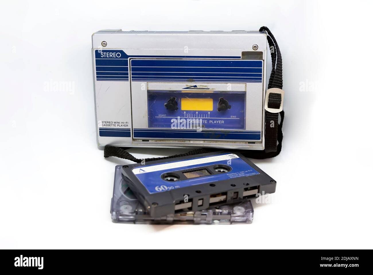 Vecchio lettore portatile di cassette audio stereo isolato su sfondo bianco. Tecnologia obsoleta. 80 s. Ascolto di musica. Foto Stock