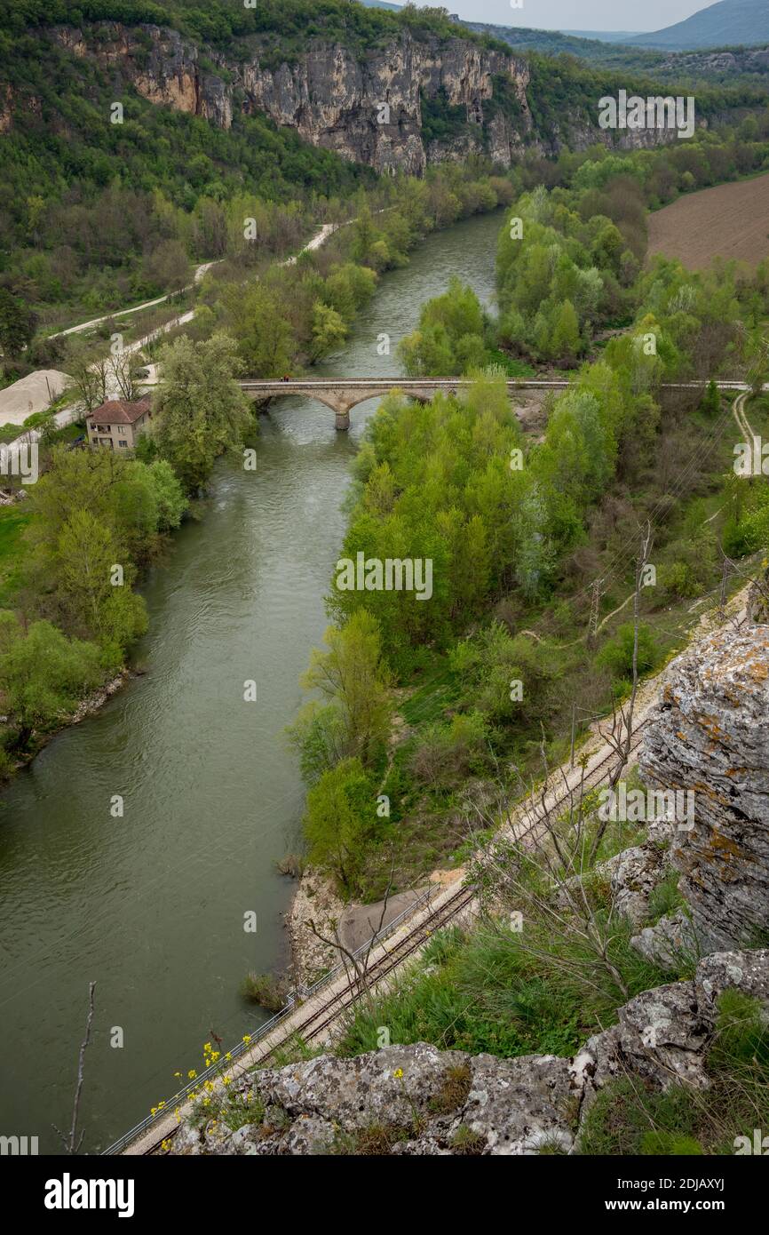 Iskar fiume gola Moody giorno paesaggio vista dall'alto vicino all'ingresso principale della grotta di Prohodna, Bulgaria nordoccidentale Foto Stock