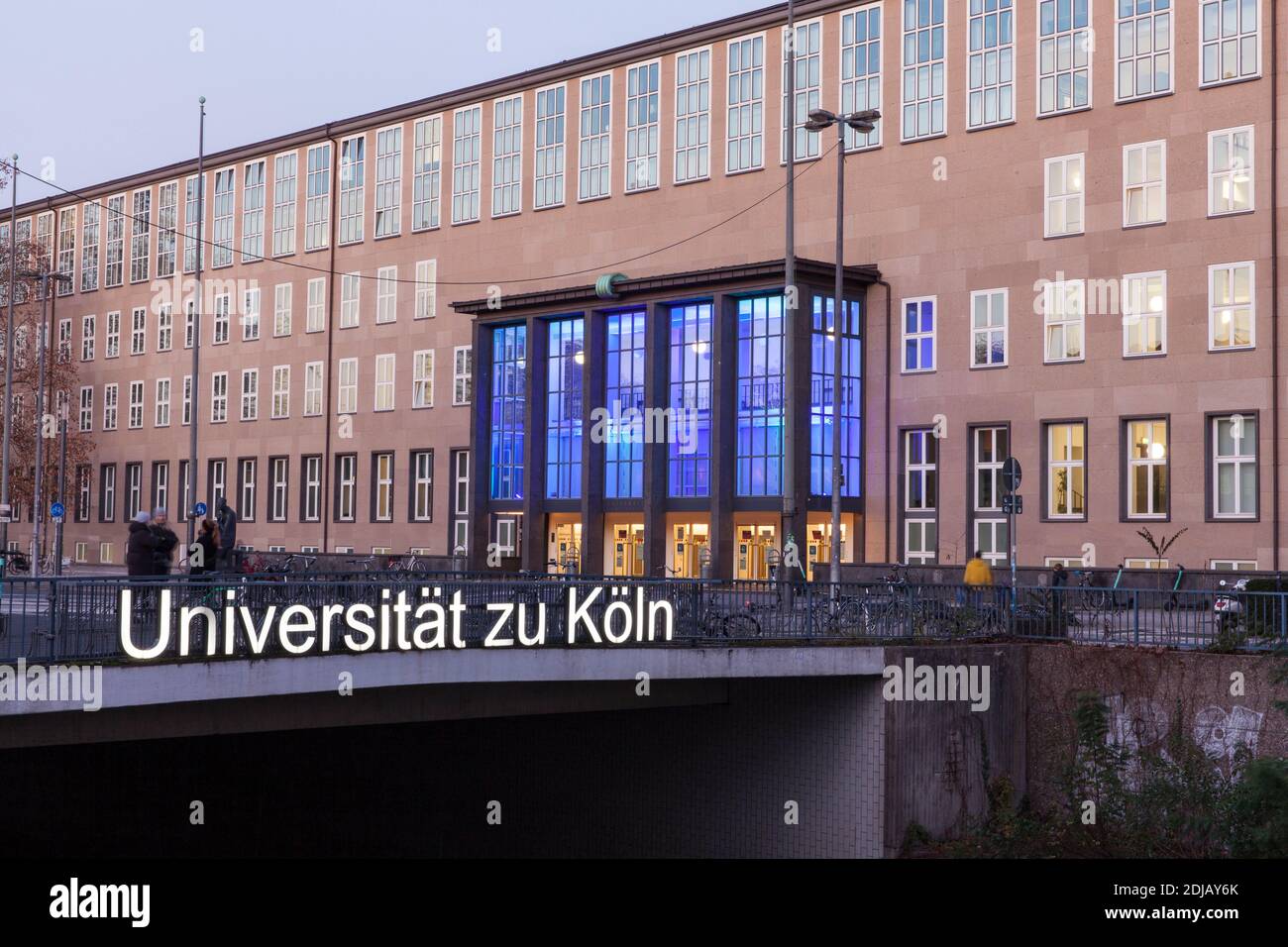 Edificio principale dell'Università di Colonia in piazza Albertus-Magnus nel distretto Lindenthal, Colonia, Germania. Hauptgebaeude der Universitaet Foto Stock
