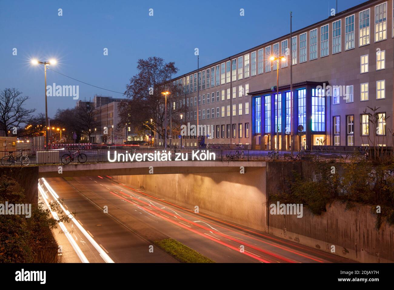 Edificio principale dell'Università di Colonia in piazza Albertus-Magnus nel distretto Lindenthal, Colonia, Germania. Hauptgebaeude der Universitaet Foto Stock
