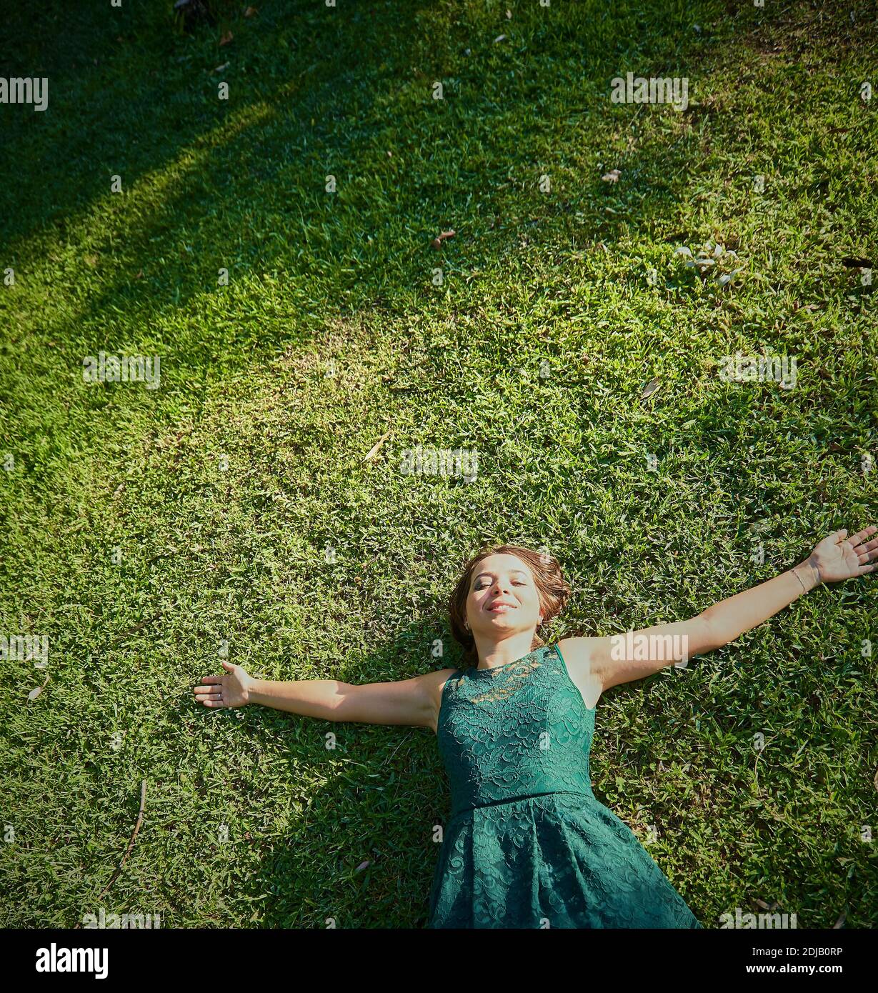 Donna in natura a braccia aperte Foto Stock