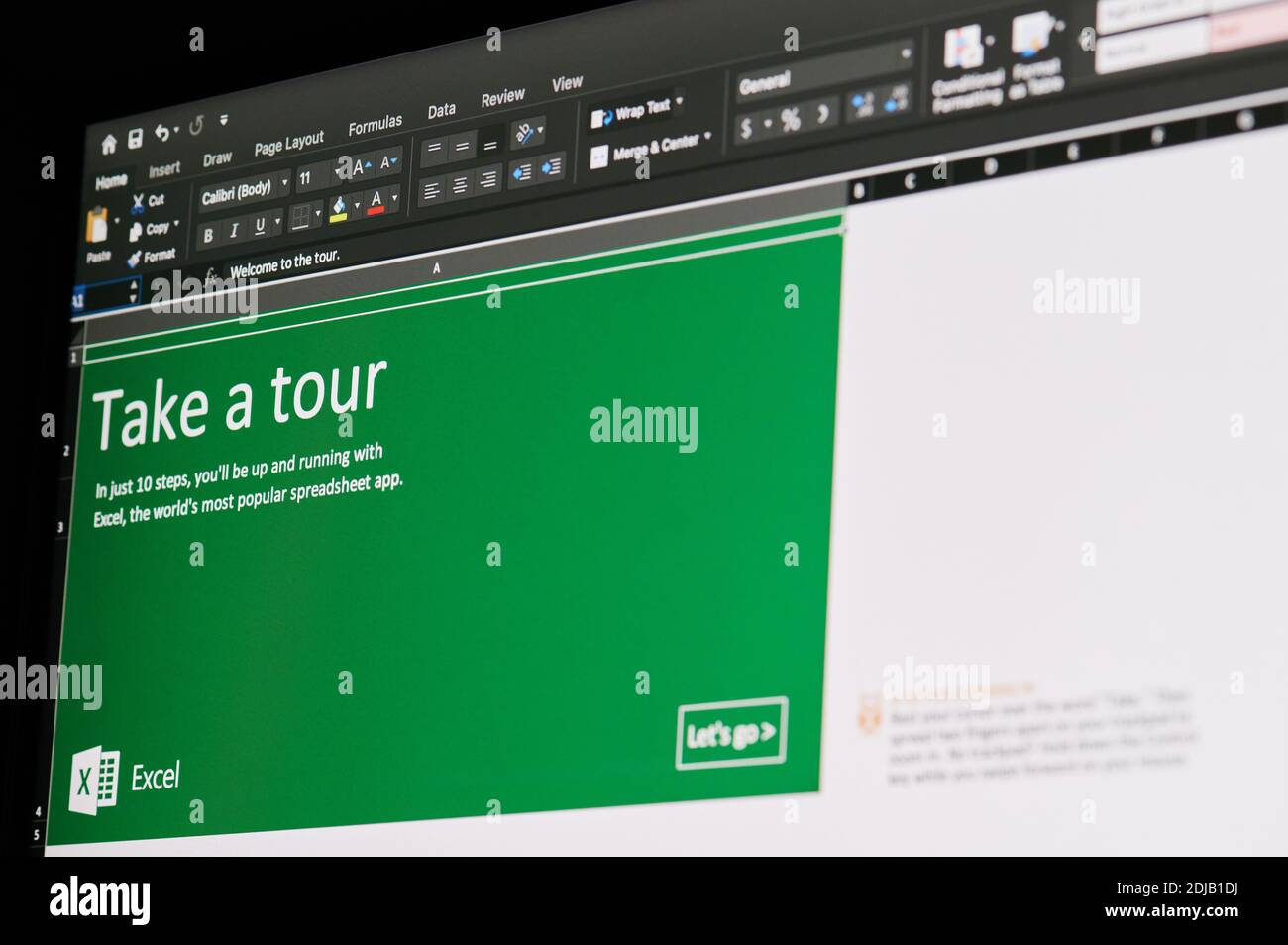New york, USA - 14 dicembre 2020: Come funziona Microsoft Office excel sulla visualizzazione ravvicinata delle macro dello schermo del laptop Foto Stock