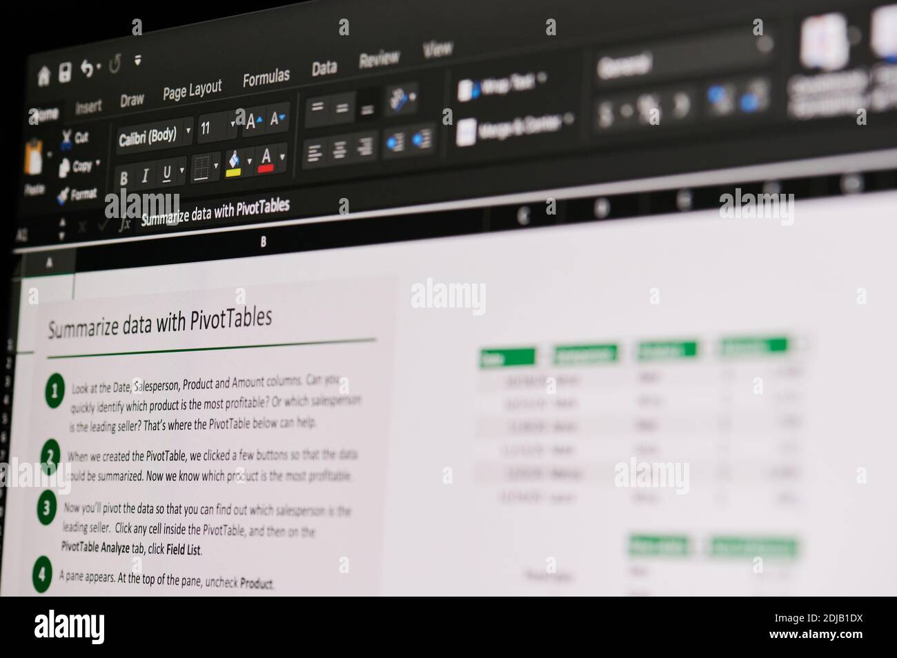 New york, Stati Uniti d'America - 14 dicembre 2020: Microsoft excel Office editing documento su schermo laptop macro vista ravvicinata Foto Stock