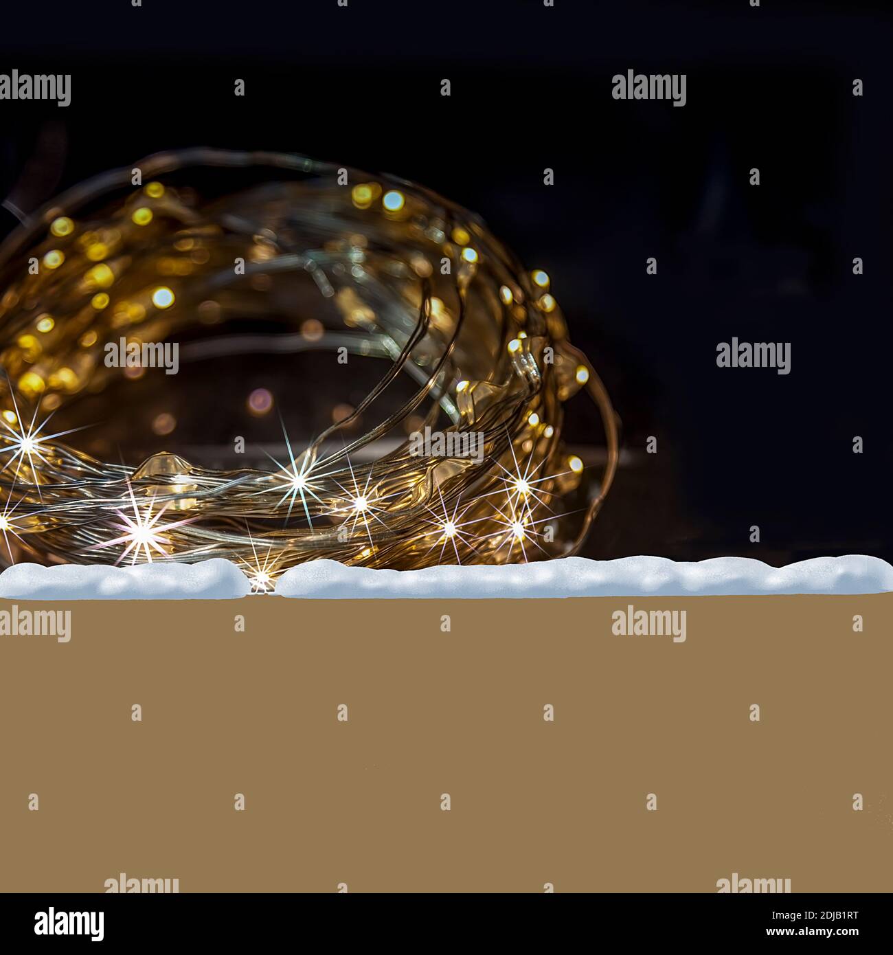 Luci fiabe incandescenti per Natale. Design del biglietto d'auguri per le festività. Decorazione di Natale Garland luminoso realistico. Spazio per scrivere. Fotografia composita. Foto Stock