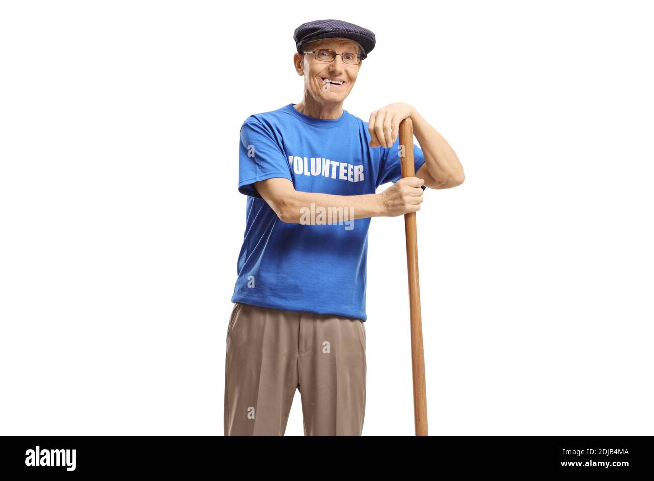 Uomo anziano allegro che si offre volontariamente con una pala isolata su bianco sfondo Foto Stock