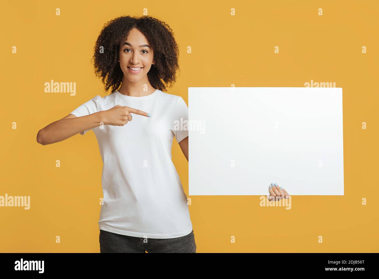 Spazio pubblicitario e consigli dei clienti. Donna sorridente che tiene banner con spazio vuoto Foto Stock