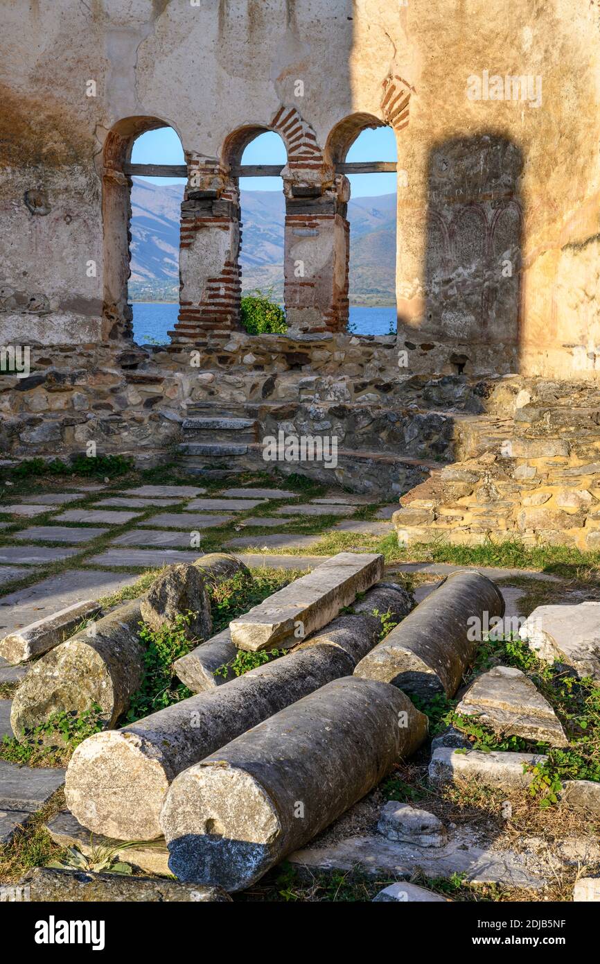 Le rovine del 10 secolo della Basilica di San Achilleios sull'isola di Agios Achilleios sul lago Mikri Prespa, Macedonia, Grecia settentrionale. Foto Stock