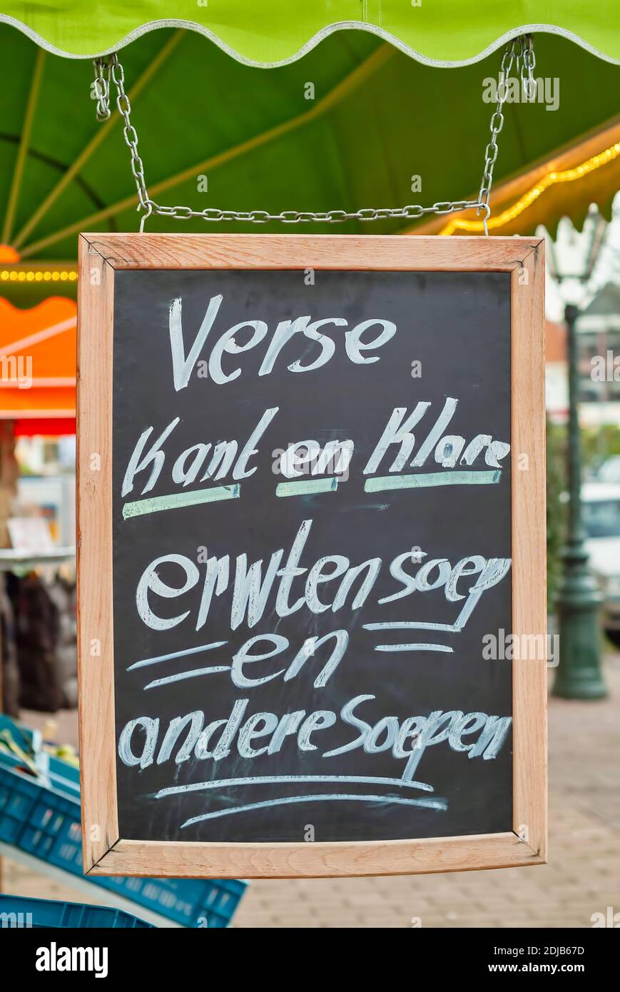 Lavagna di una drogheria che mostra la pubblicità con il testo olandese "Zuppa di piselli pronta all'uso e altre zuppe" Foto Stock