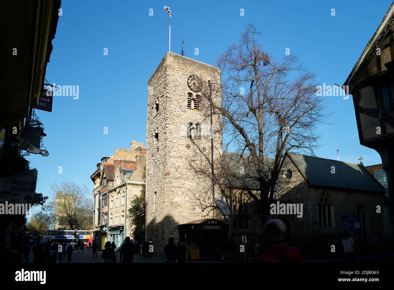 Torre medievale della chiesa chiamata St Michael a Northgate, centro di Oxford, Inghilterra. Foto Stock
