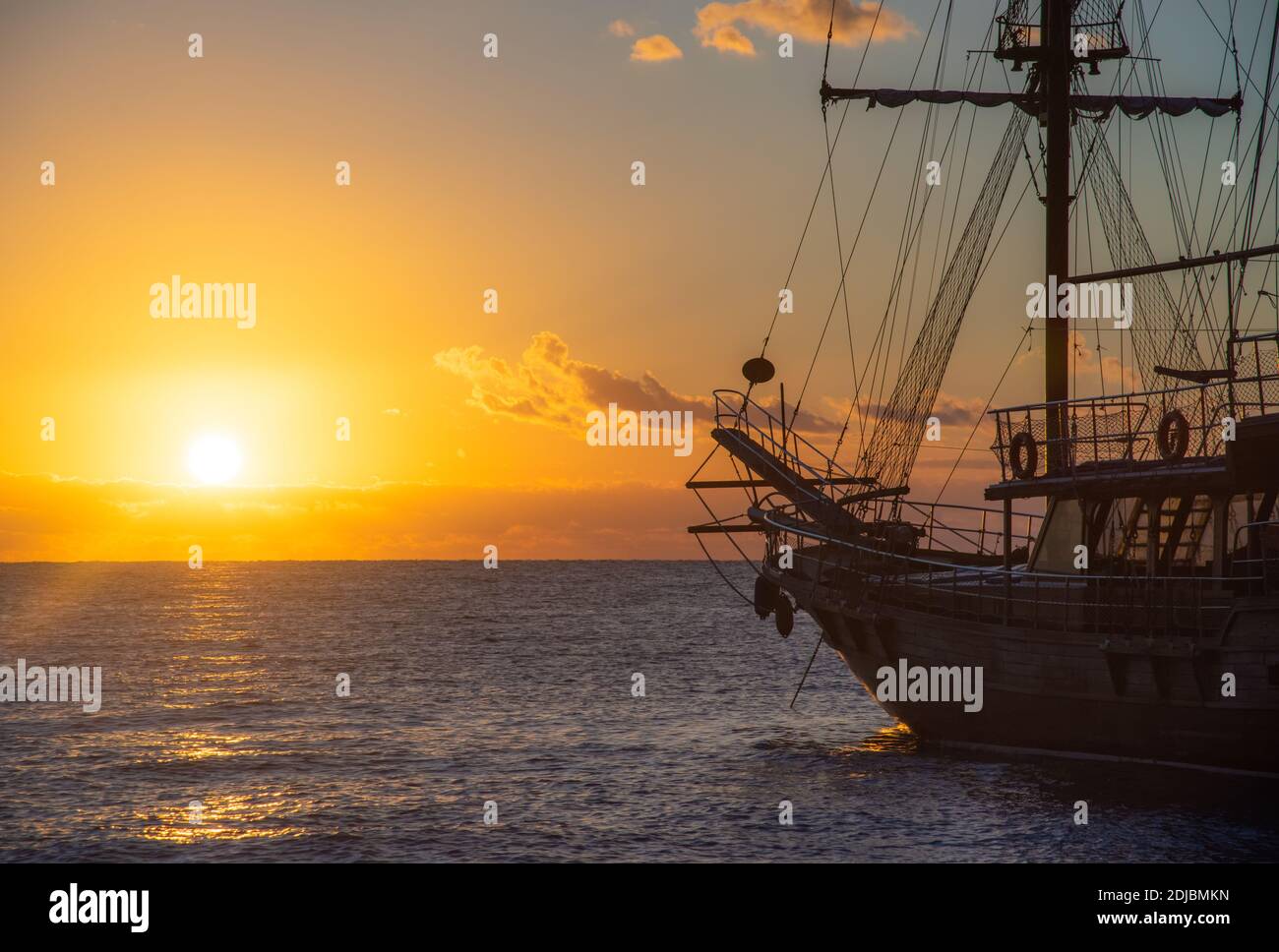 Spedizione della vecchia nave all'alba. Concetto di viaggio e libertà. Foto Stock