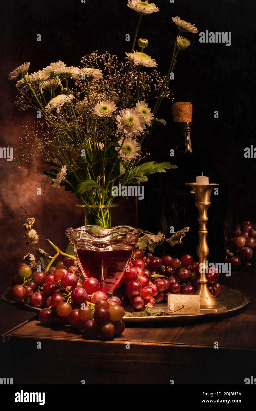 Bodegón de uvas, Flores, y vino. Generazione pictórico fotográfico adaptado al naturalismo y caravaggismo barroco / Still Life of Uvaggio, Fiori e vino Foto Stock