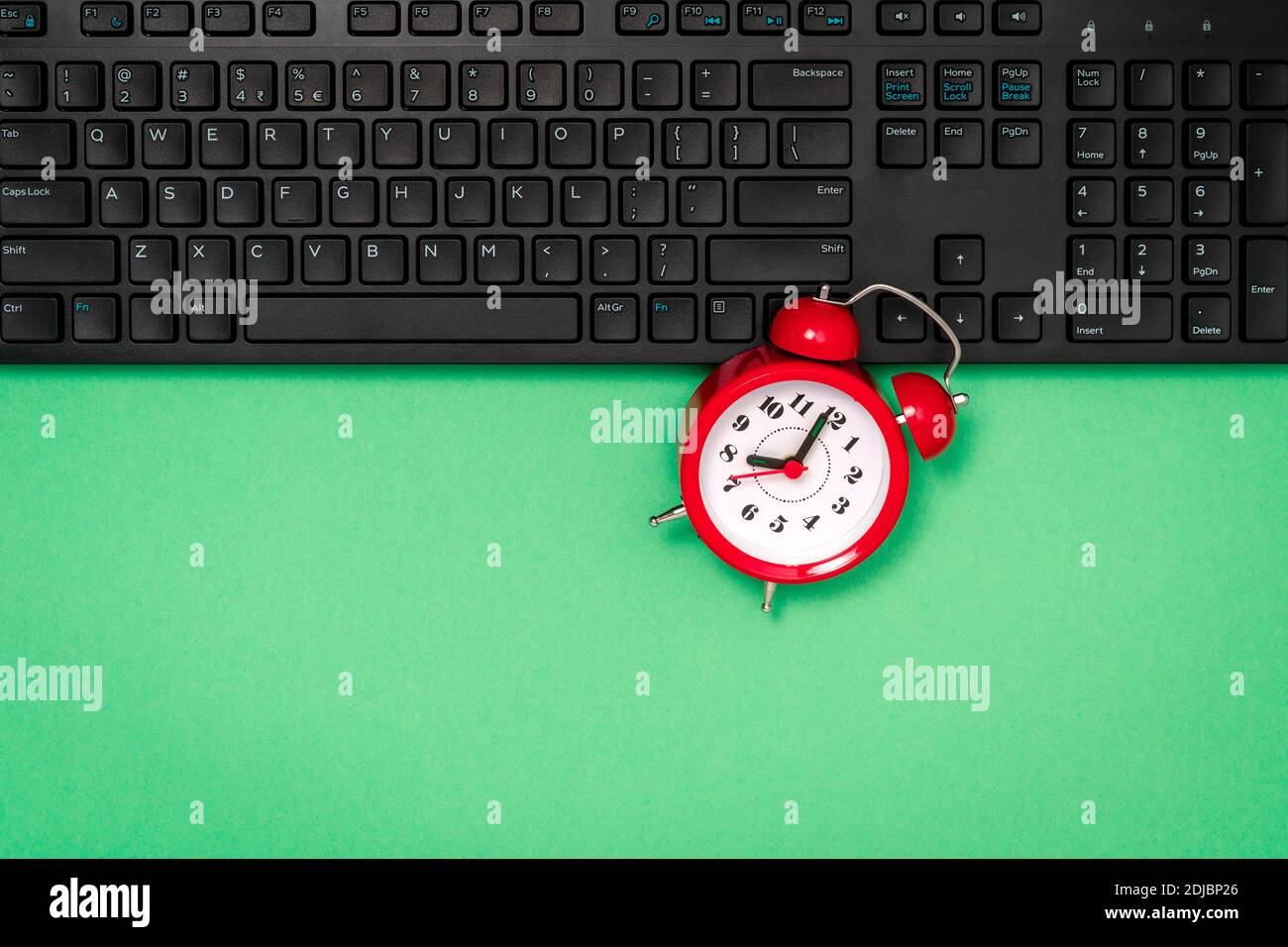 Sveglia in vecchio stile con conteggio ALLE 8 DEL mattino con tastiera per computer per l'orario di inizio dell'ufficio. Foto Stock