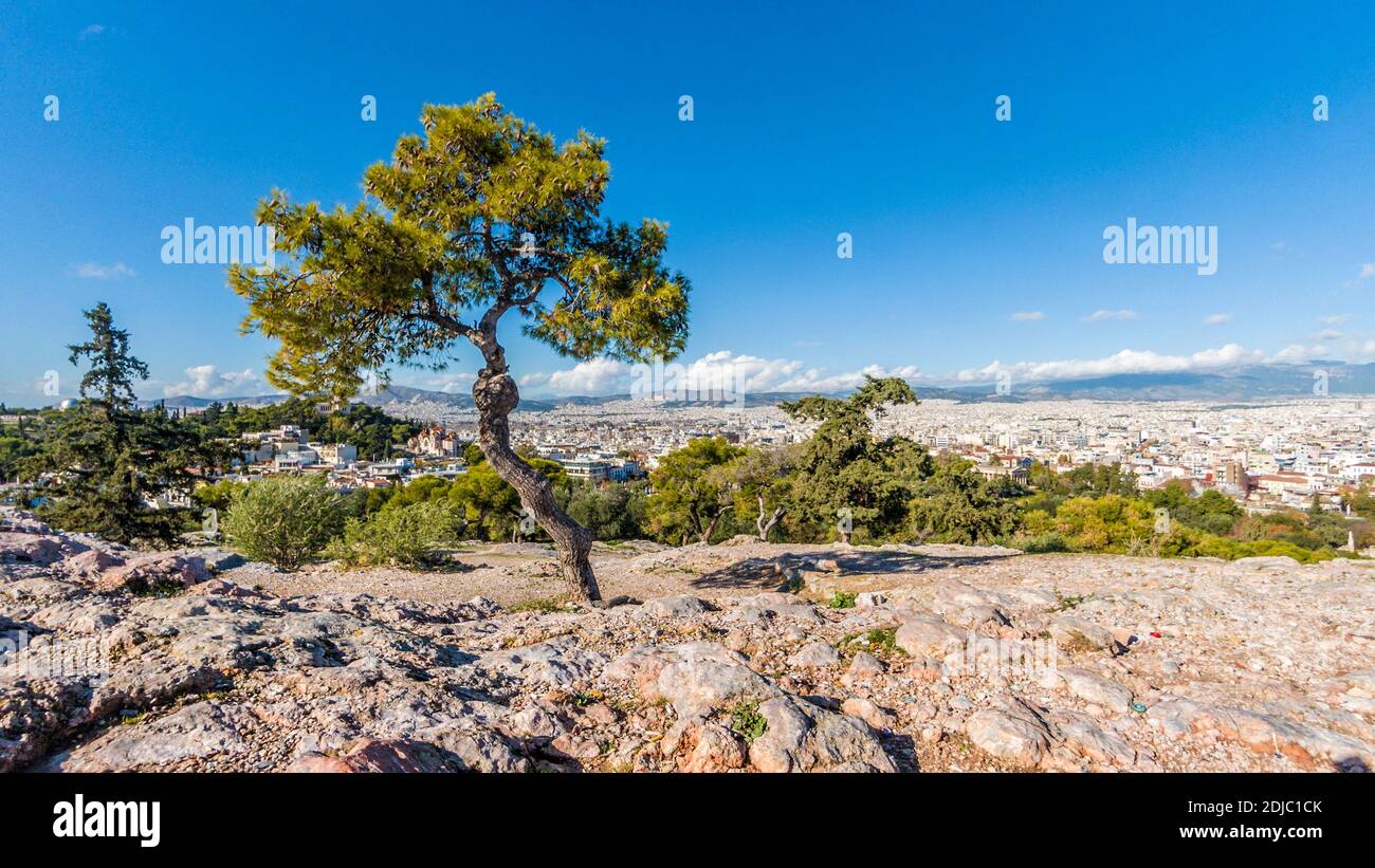 La collina di Areopagus, presso l'Acropoli, Atene, e vista panoramica della capitale greca. Foto Stock