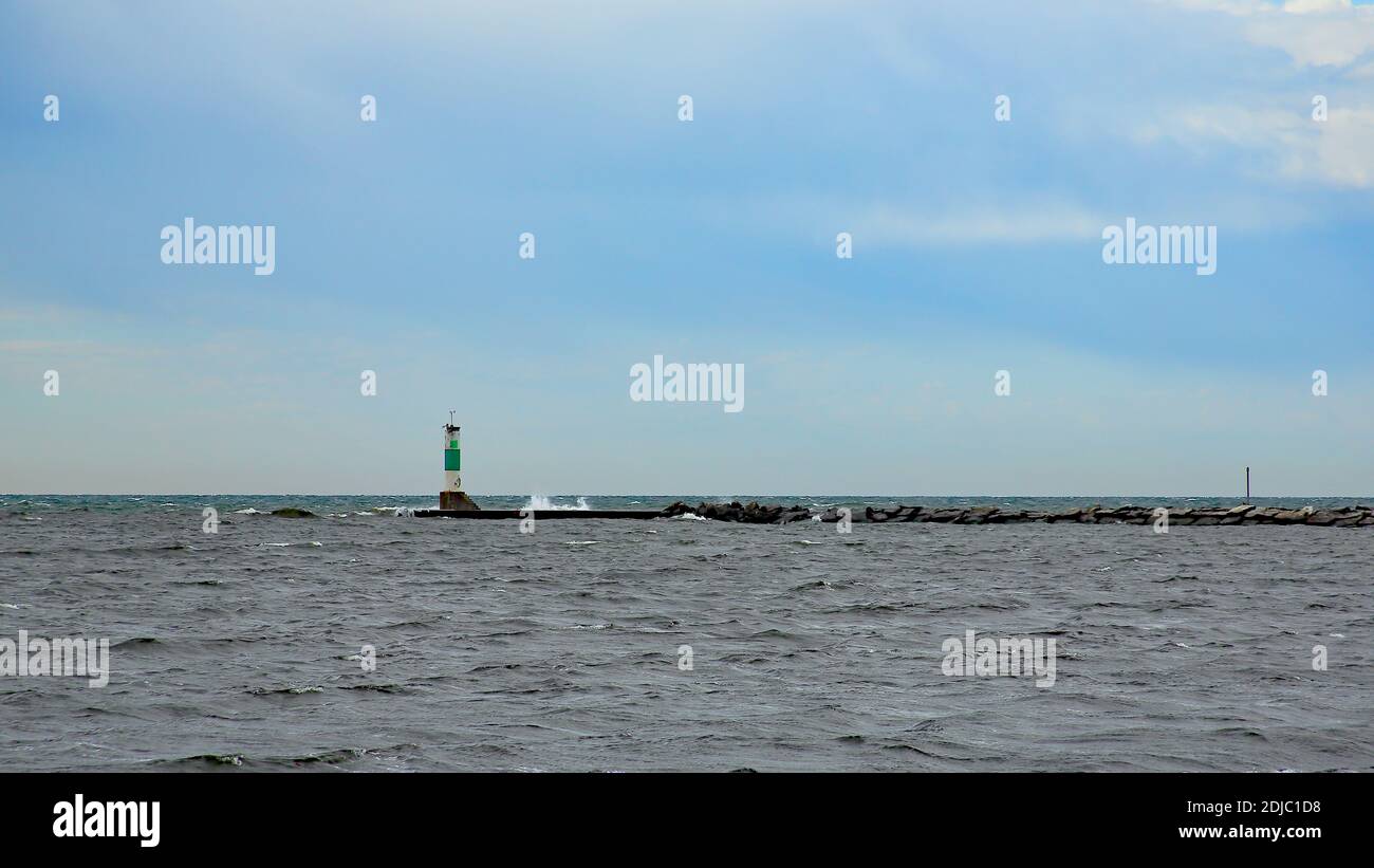 Faro bianco e verde sul lago Michigan su un ventoso Giorno a Muskegon Foto Stock