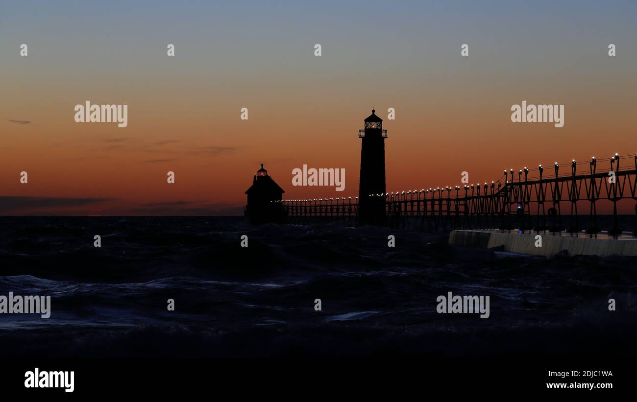 Faro di Grand Haven South Pier al tramonto sul lago Michigan, in una giornata ventosa Foto Stock