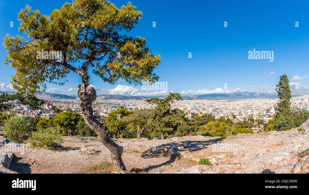 La collina di Areopagus, presso l'Acropoli, Atene, e vista panoramica della capitale greca. Foto Stock
