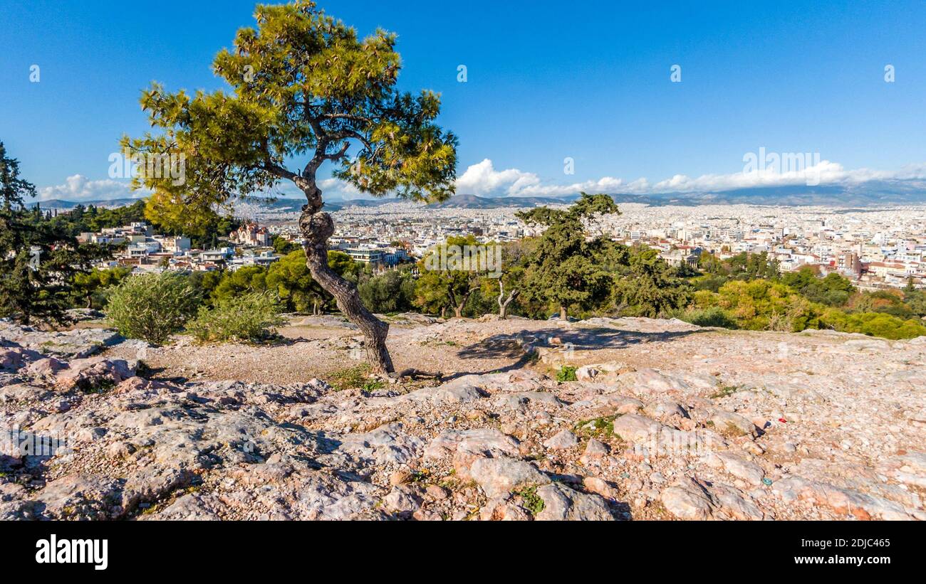 La collina di Areopagus, presso l'Acropoli, Atene, e vista panoramica della capitale greca. Foto Stock