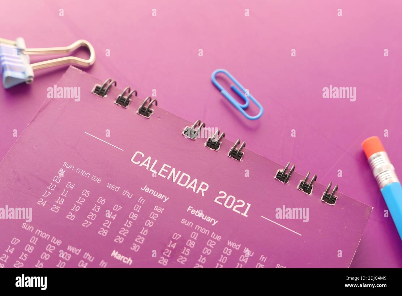 concetto di obiettivi del nuovo anno con calendario 2021 su sfondo a colori Foto Stock