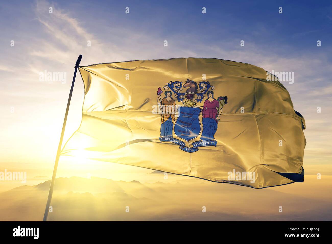 Bandiera dello stato degli Stati Uniti del New Jersey che oscilla sul nebbia all'alba Foto Stock