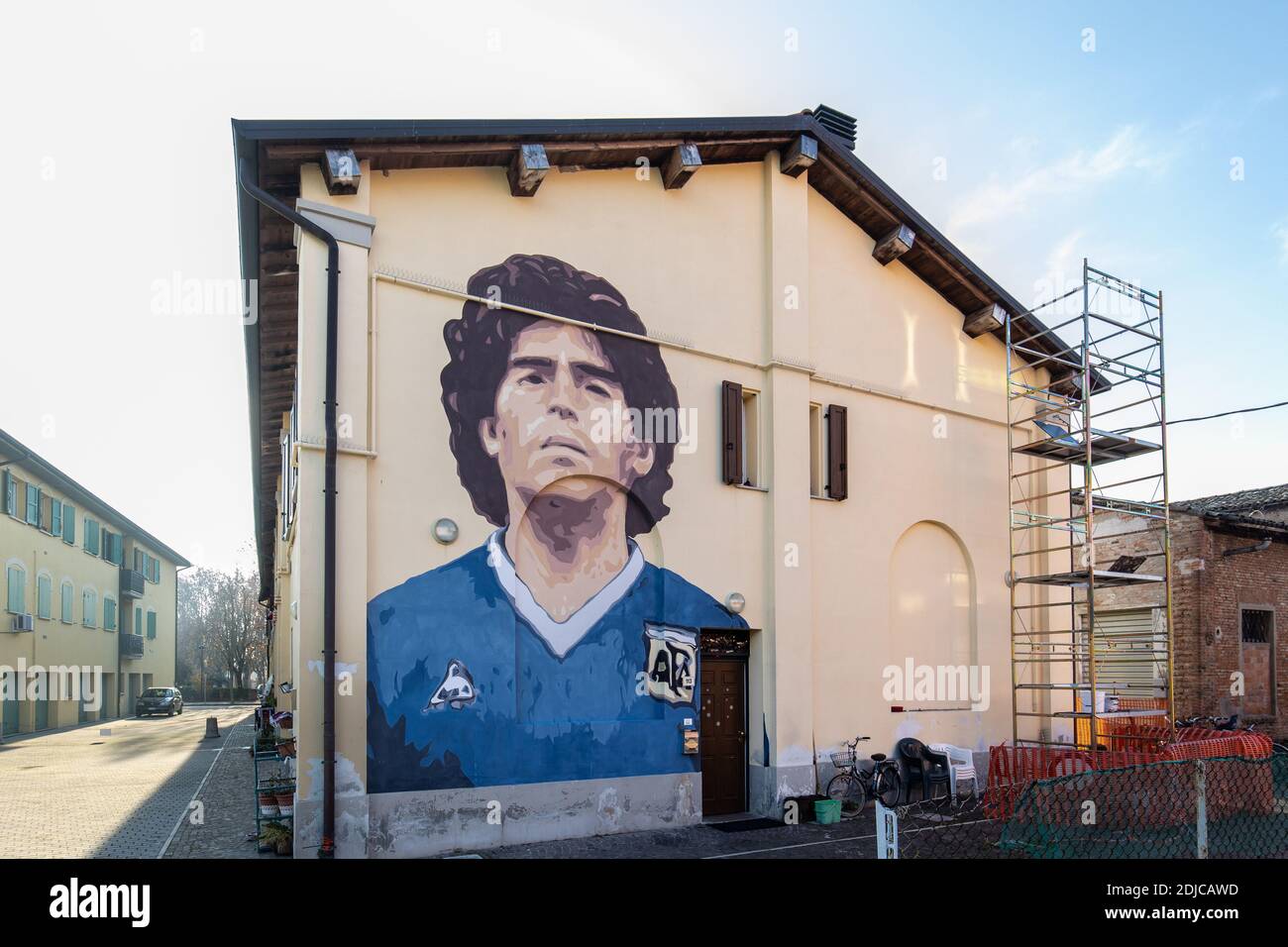 Molinella, 14 dicembre 2020. Un murale in memoria di Diego Armando Maradona in Via Verdi a Molinella, Italia. Credit: Filippo Rubin / Alamy Live News Foto Stock