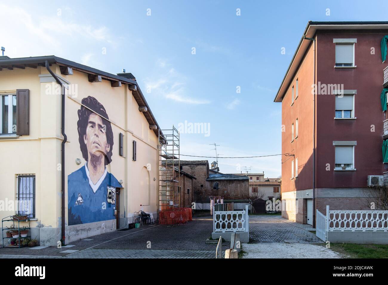 Molinella, 14 dicembre 2020. Un murale in memoria di Diego Armando Maradona in Via Verdi a Molinella, Italia. Credit: Filippo Rubin / Alamy Live News Foto Stock